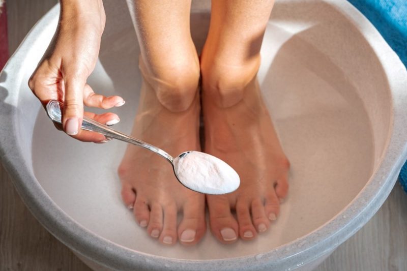 Cómo hacer un baño de pies con sal y plantas para relajarte cada noche