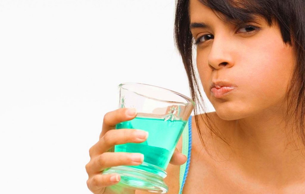 Cómo eliminar el mal aliento con remedios naturales