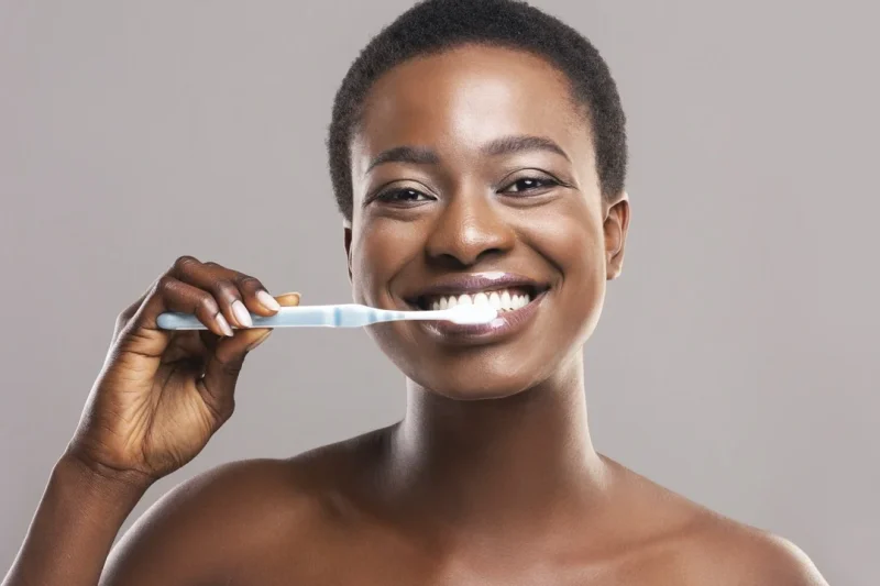 Cómo cuidar la salud bucal de forma natural: hábitos y remedios caseros